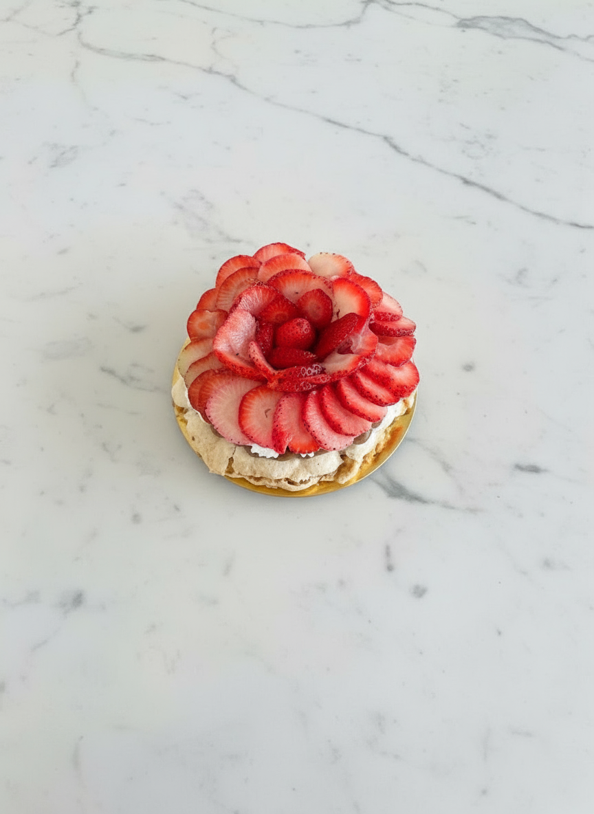 Pavlova con fresas rosadas